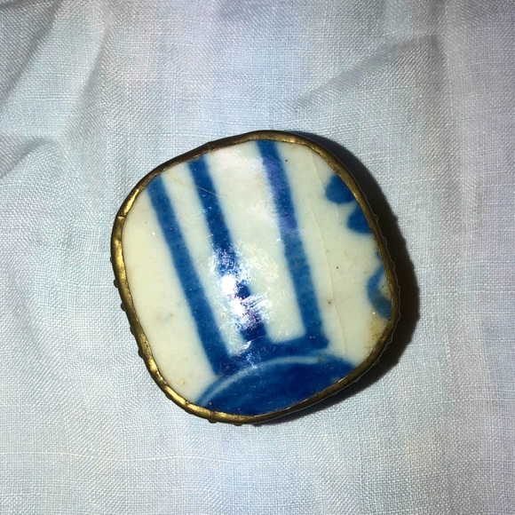 Simple silver box with blue design on top - Picture 1 of 5